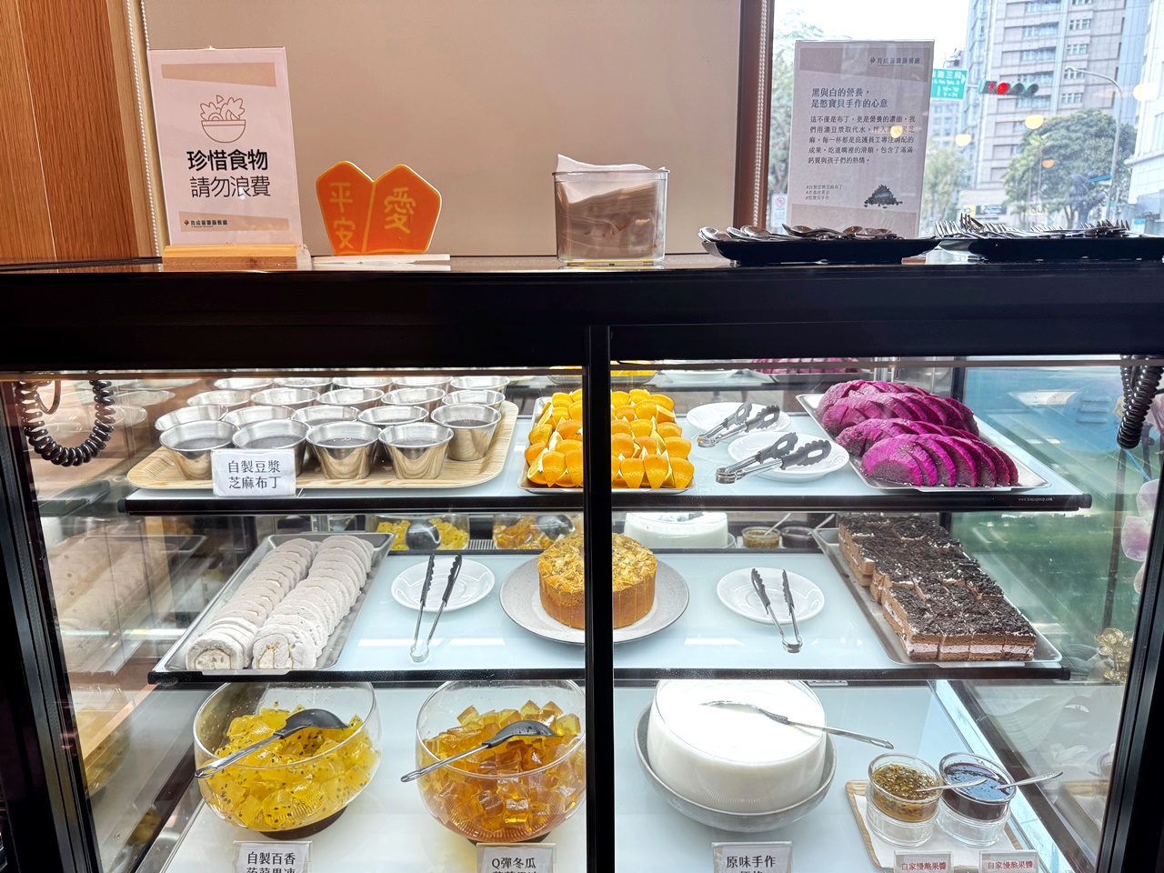 【大安食記】育成蕃薯藤餐廳自助餐吃到飽，有機食材超豐富，吃飽還能挺公益! 近忠孝新生捷運站(Buffet價錢/訂位方式)