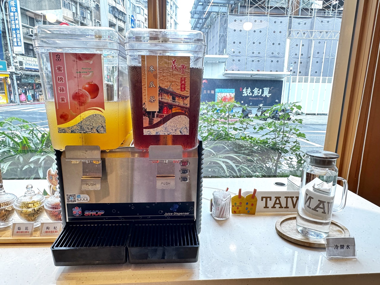 【大安食記】育成蕃薯藤餐廳自助餐吃到飽，有機食材超豐富，吃飽還能挺公益! 近忠孝新生捷運站(Buffet價錢/訂位方式)