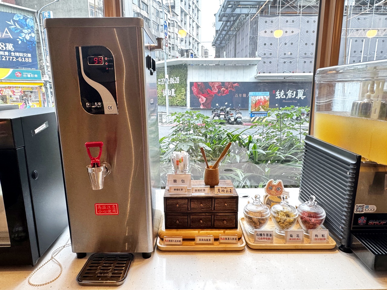 【大安食記】育成蕃薯藤餐廳自助餐吃到飽，有機食材超豐富，吃飽還能挺公益! 近忠孝新生捷運站(Buffet價錢/訂位方式)