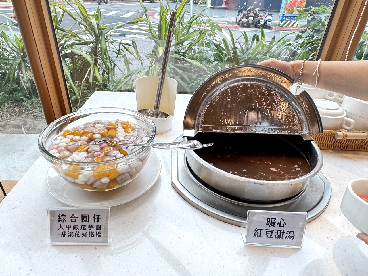 【大安食記】育成蕃薯藤餐廳自助餐吃到飽，有機食材超豐富，吃飽還能挺公益! 近忠孝新生捷運站(Buffet價錢/訂位方式)