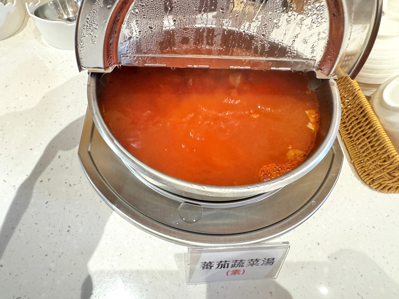 【大安食記】育成蕃薯藤餐廳自助餐吃到飽，有機食材超豐富，吃飽還能挺公益! 近忠孝新生捷運站(Buffet價錢/訂位方式)