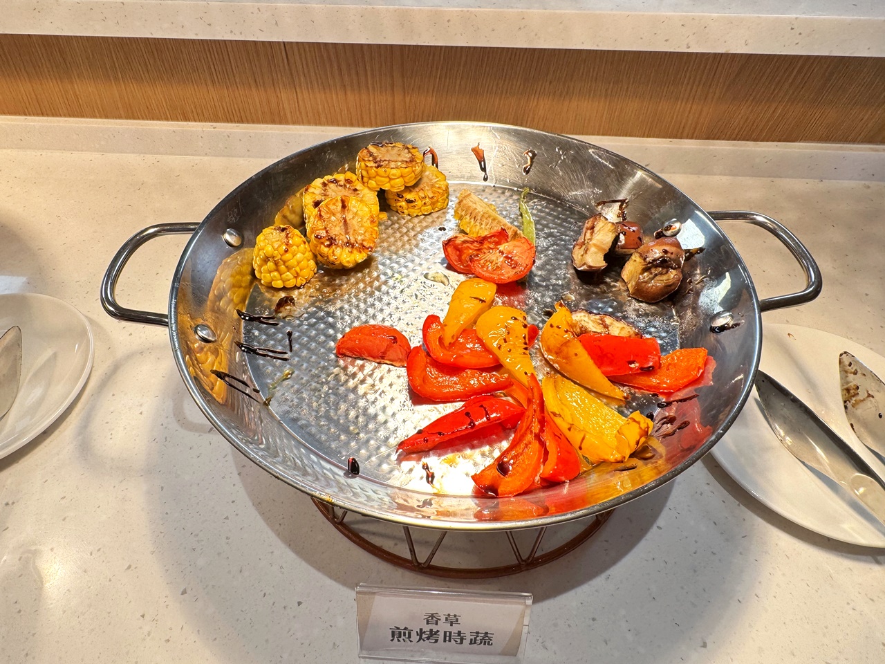 【大安食記】育成蕃薯藤餐廳自助餐吃到飽，有機食材超豐富，吃飽還能挺公益! 近忠孝新生捷運站(Buffet價錢/訂位方式)
