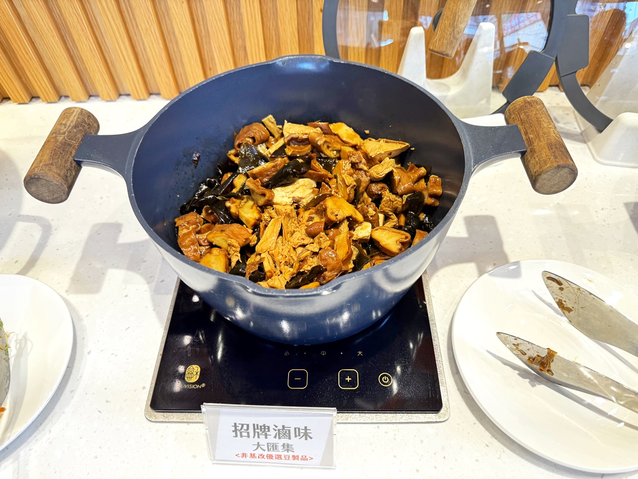 【大安食記】育成蕃薯藤餐廳自助餐吃到飽，有機食材超豐富，吃飽還能挺公益! 近忠孝新生捷運站(Buffet價錢/訂位方式)