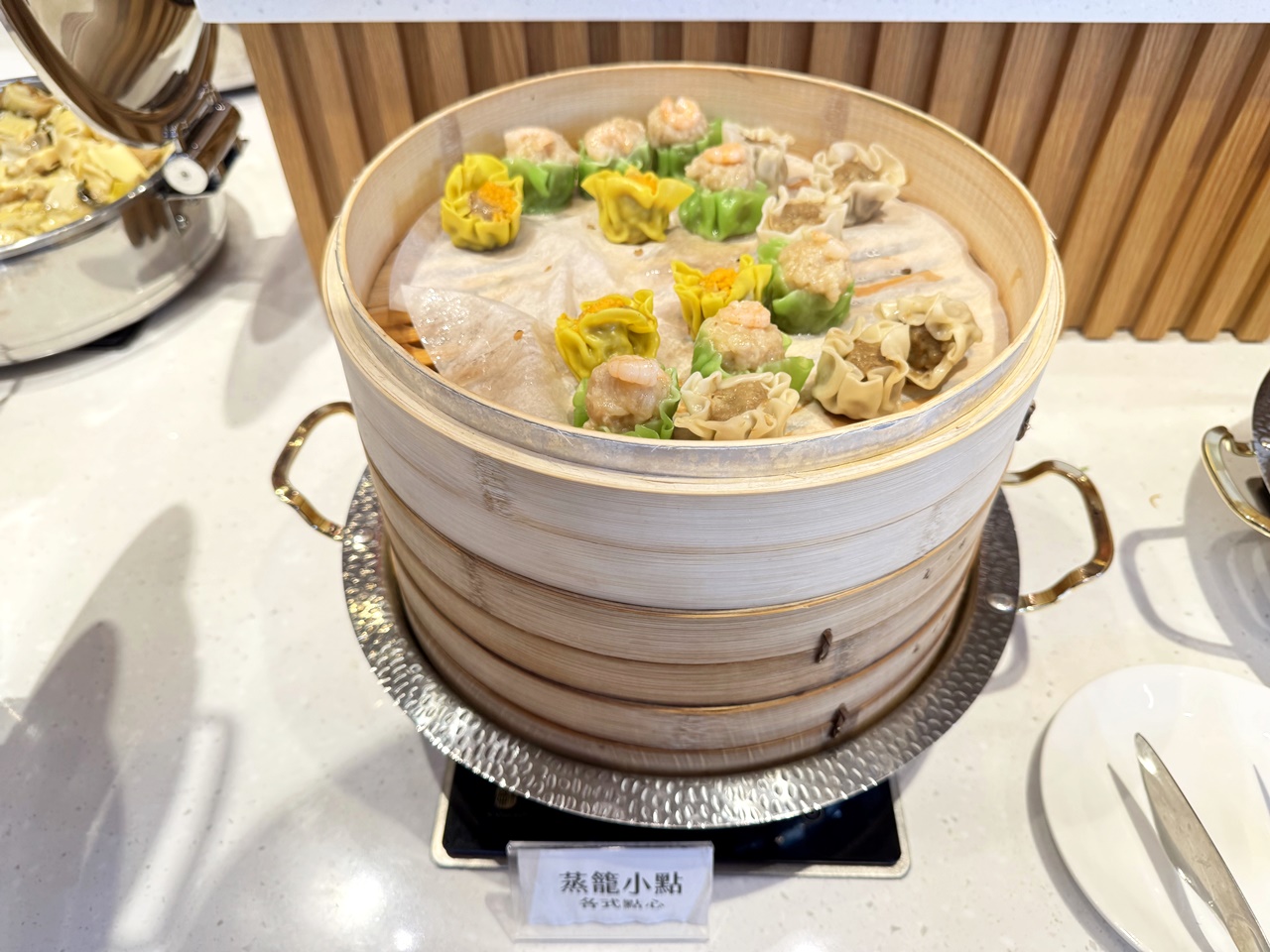 【大安食記】育成蕃薯藤餐廳自助餐吃到飽，有機食材超豐富，吃飽還能挺公益! 近忠孝新生捷運站(Buffet價錢/訂位方式)
