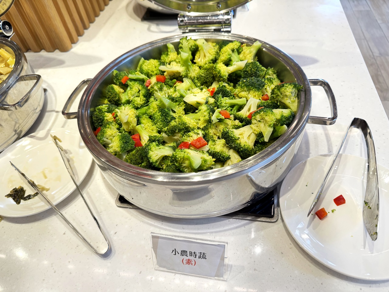 【大安食記】育成蕃薯藤餐廳自助餐吃到飽，有機食材超豐富，吃飽還能挺公益! 近忠孝新生捷運站(Buffet價錢/訂位方式)