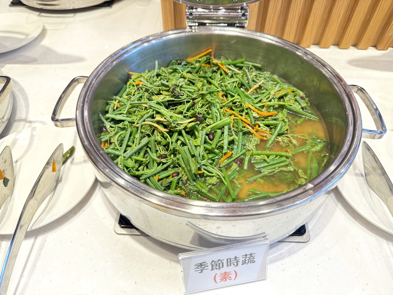 【大安食記】育成蕃薯藤餐廳自助餐吃到飽，有機食材超豐富，吃飽還能挺公益! 近忠孝新生捷運站(Buffet價錢/訂位方式)