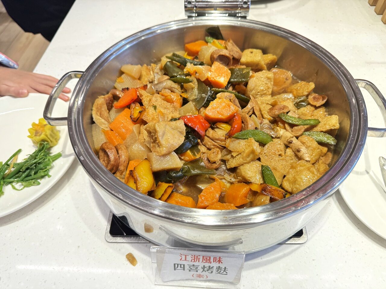 【大安食記】育成蕃薯藤餐廳自助餐吃到飽，有機食材超豐富，吃飽還能挺公益! 近忠孝新生捷運站(Buffet價錢/訂位方式)