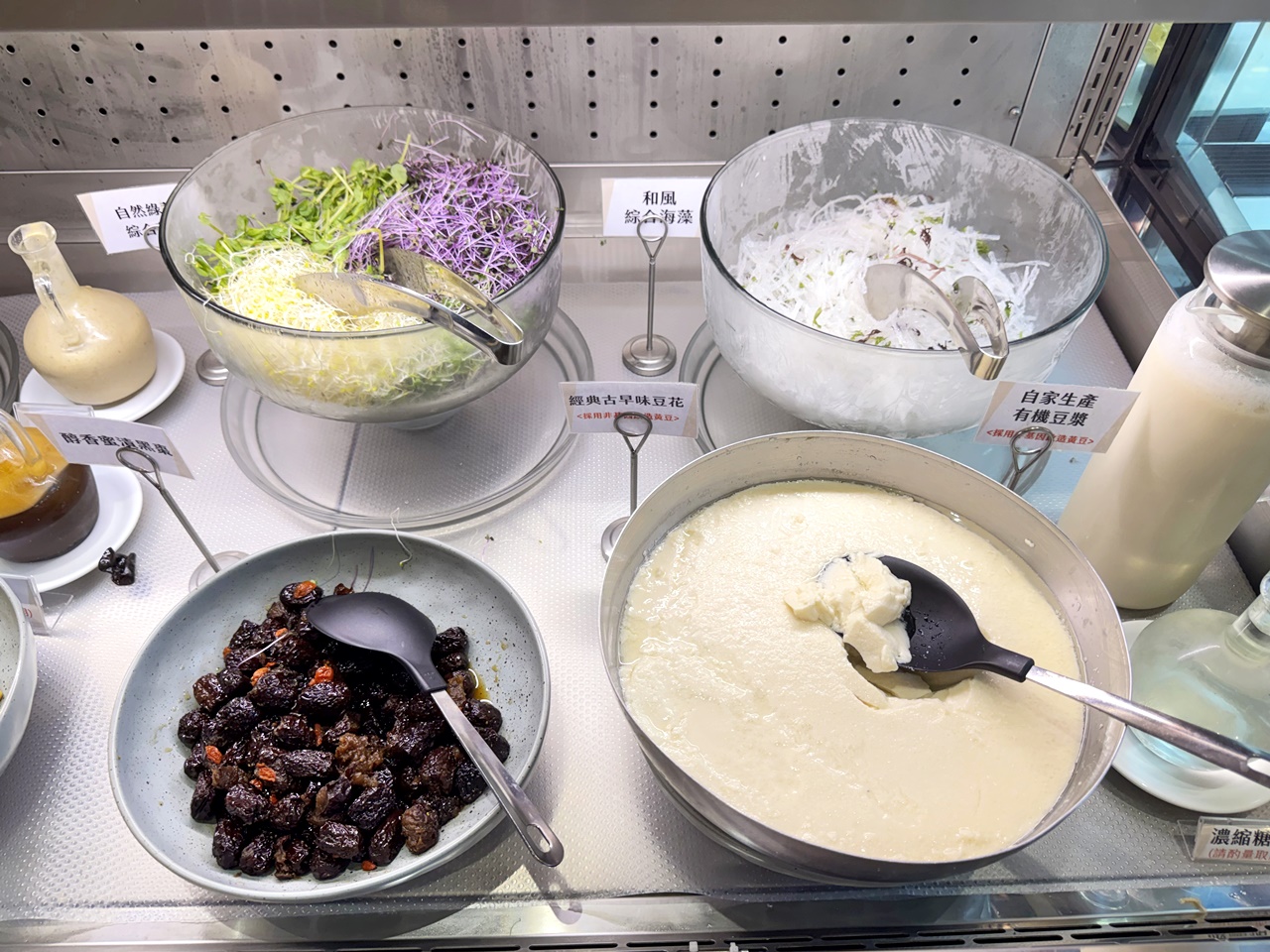 【大安食記】育成蕃薯藤餐廳自助餐吃到飽，有機食材超豐富，吃飽還能挺公益! 近忠孝新生捷運站(Buffet價錢/訂位方式)