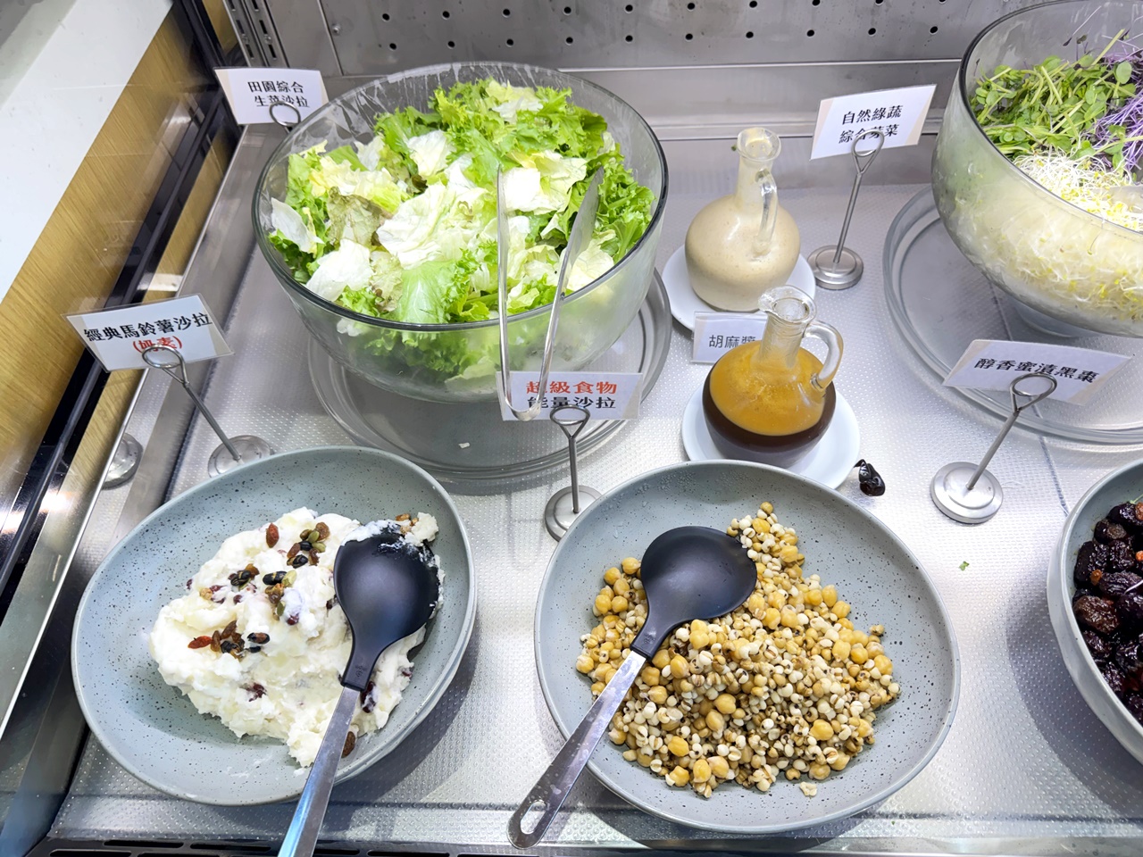【大安食記】育成蕃薯藤餐廳自助餐吃到飽，有機食材超豐富，吃飽還能挺公益! 近忠孝新生捷運站(Buffet價錢/訂位方式)