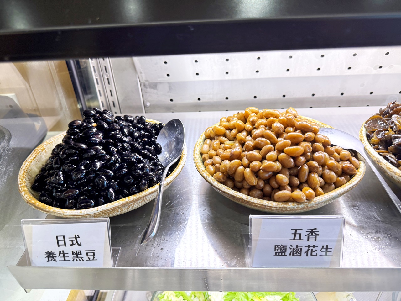 【大安食記】育成蕃薯藤餐廳自助餐吃到飽，有機食材超豐富，吃飽還能挺公益! 近忠孝新生捷運站(Buffet價錢/訂位方式)