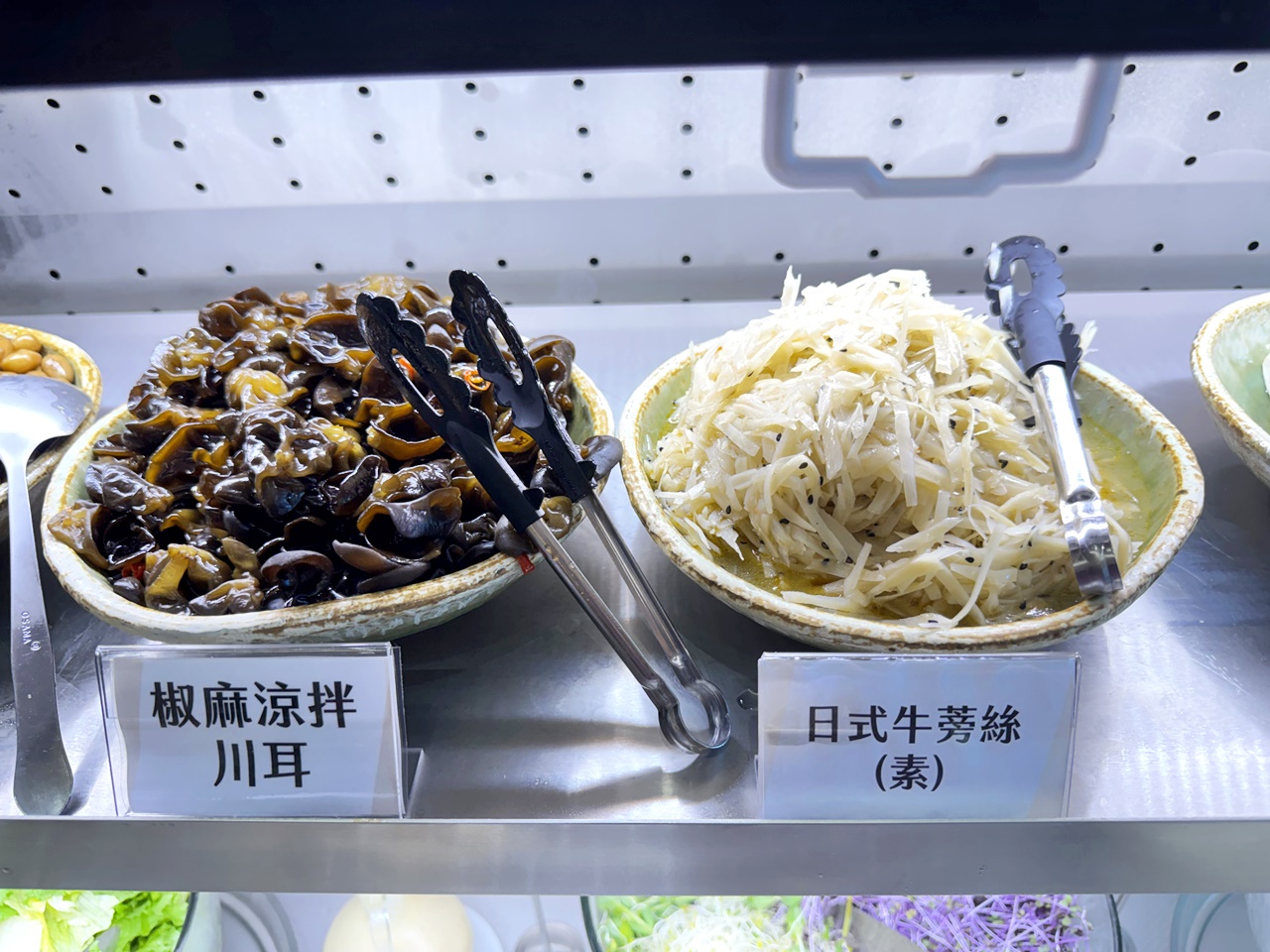 【大安食記】育成蕃薯藤餐廳自助餐吃到飽，有機食材超豐富，吃飽還能挺公益! 近忠孝新生捷運站(Buffet價錢/訂位方式)