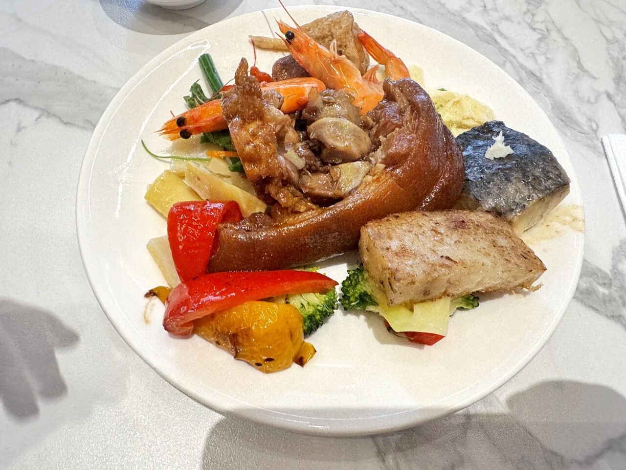 【大安食記】育成蕃薯藤餐廳自助餐吃到飽，有機食材超豐富，吃飽還能挺公益! 近忠孝新生捷運站(Buffet價錢/訂位方式)
