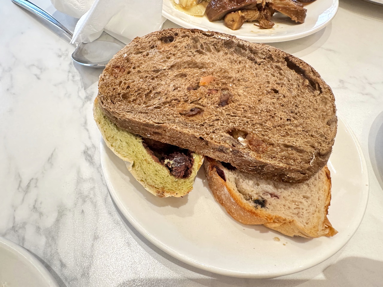【大安食記】育成蕃薯藤餐廳自助餐吃到飽，有機食材超豐富，吃飽還能挺公益! 近忠孝新生捷運站(Buffet價錢/訂位方式)