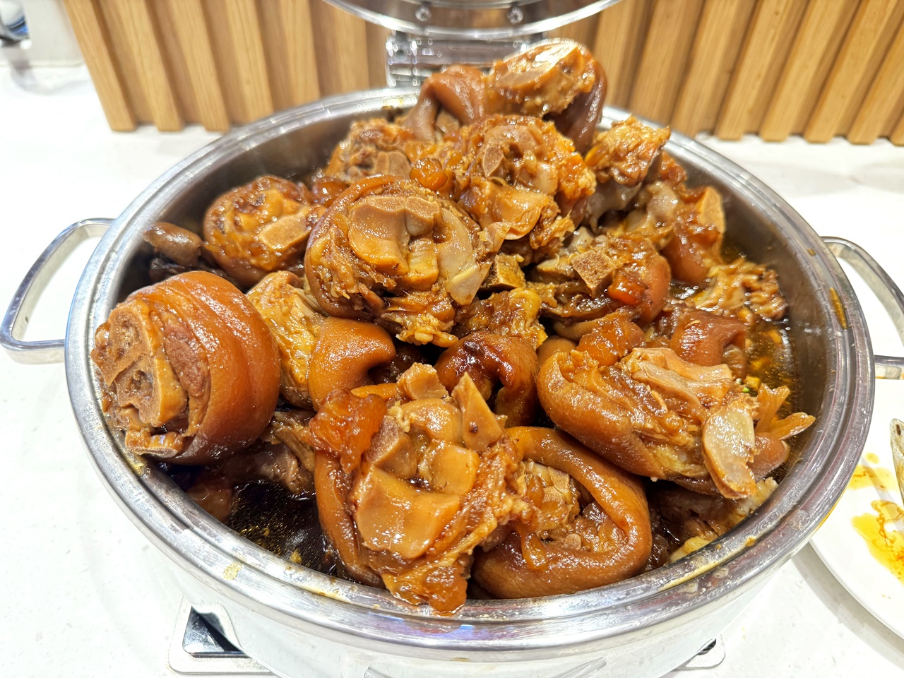 【大安食記】育成蕃薯藤餐廳自助餐吃到飽，有機食材超豐富，吃飽還能挺公益! 近忠孝新生捷運站(Buffet價錢/訂位方式)