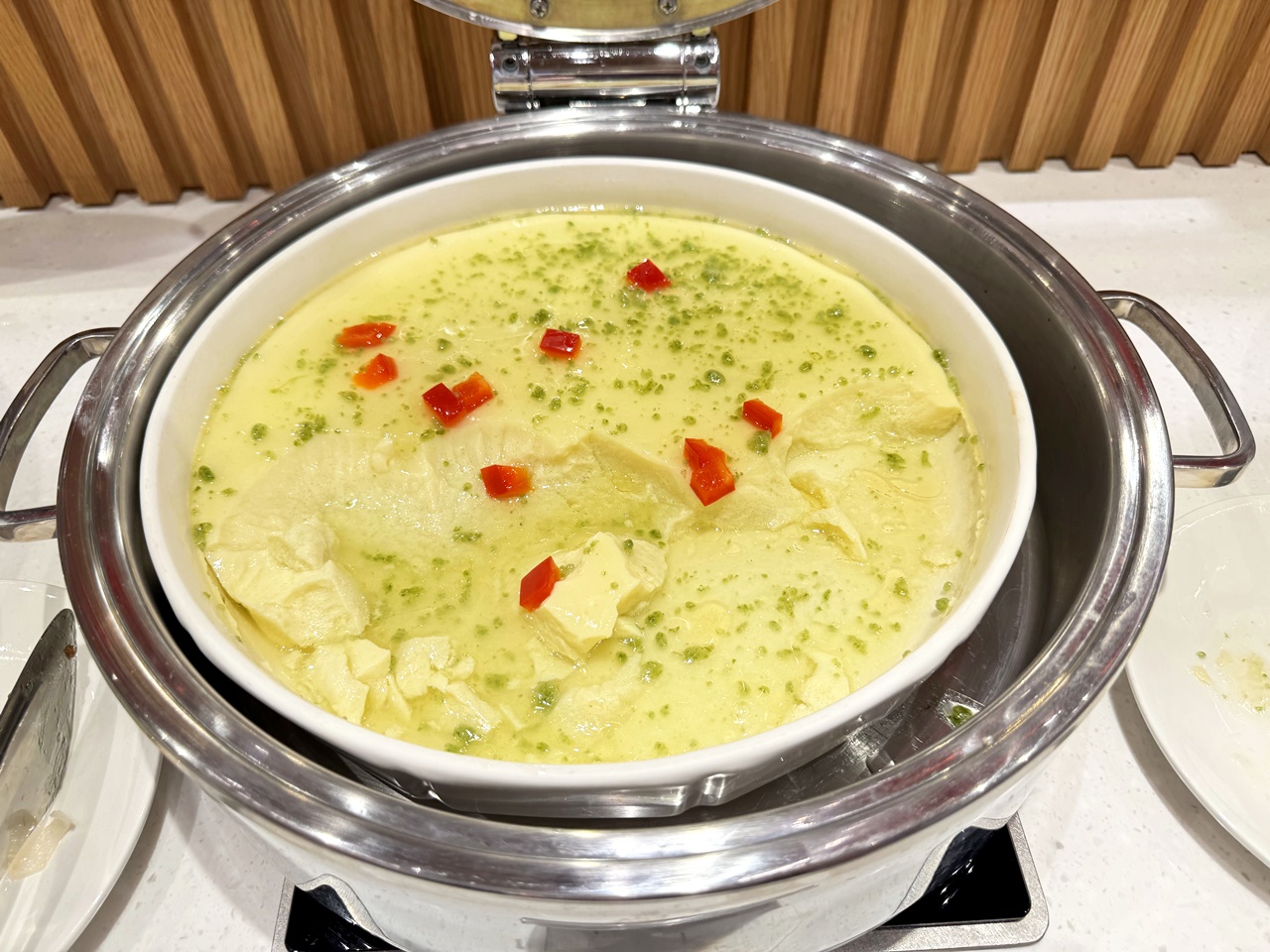 【大安食記】育成蕃薯藤餐廳自助餐吃到飽，有機食材超豐富，吃飽還能挺公益! 近忠孝新生捷運站(Buffet價錢/訂位方式)