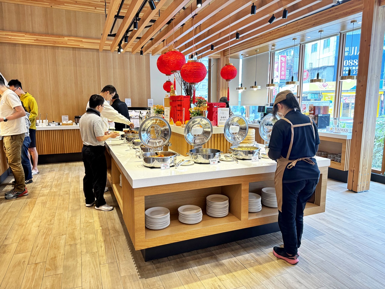 【大安食記】育成蕃薯藤餐廳自助餐吃到飽，有機食材超豐富，吃飽還能挺公益! 近忠孝新生捷運站(Buffet價錢/訂位方式)