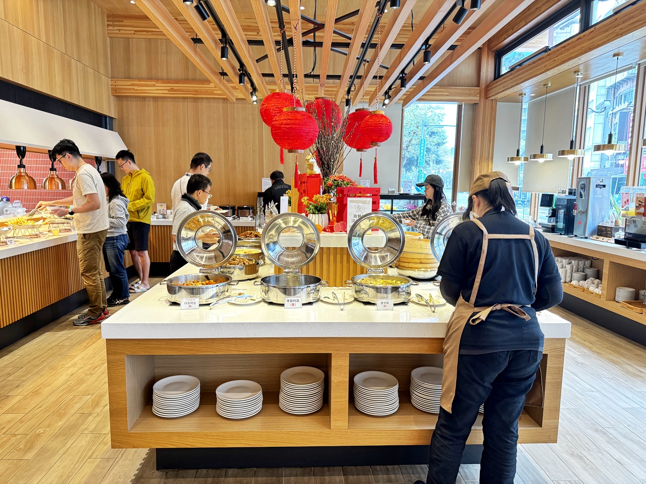 【大安食記】育成蕃薯藤餐廳自助餐吃到飽，有機食材超豐富，吃飽還能挺公益! 近忠孝新生捷運站(Buffet價錢/訂位方式)