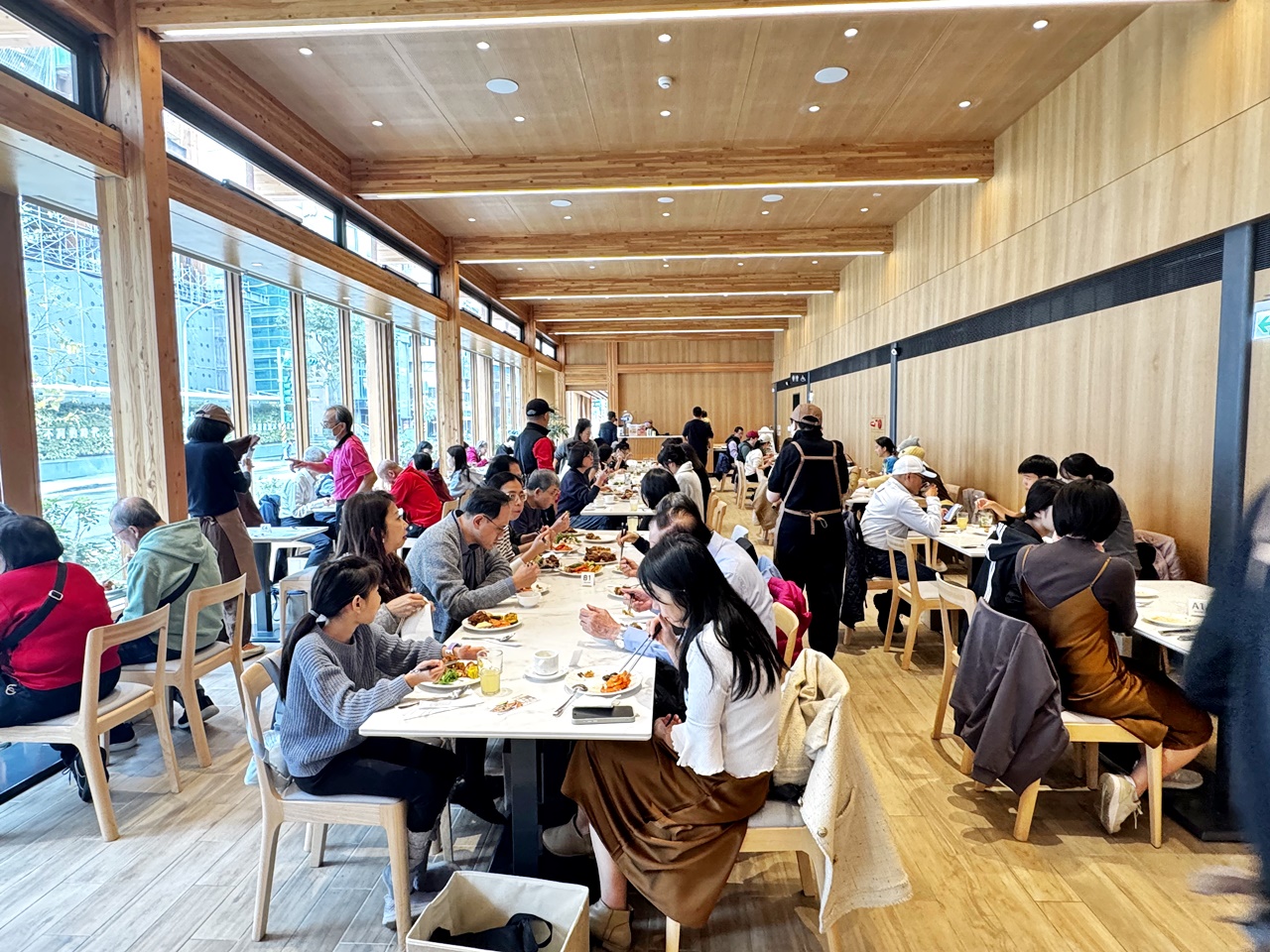 【大安食記】育成蕃薯藤餐廳自助餐吃到飽，有機食材超豐富，吃飽還能挺公益! 近忠孝新生捷運站(Buffet價錢/訂位方式)