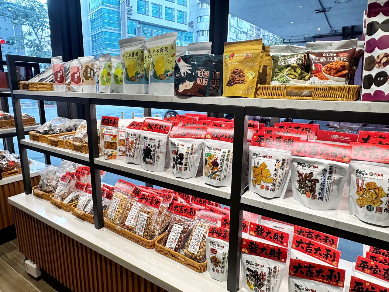 【大安食記】育成蕃薯藤餐廳自助餐吃到飽，有機食材超豐富，吃飽還能挺公益! 近忠孝新生捷運站(Buffet價錢/訂位方式)