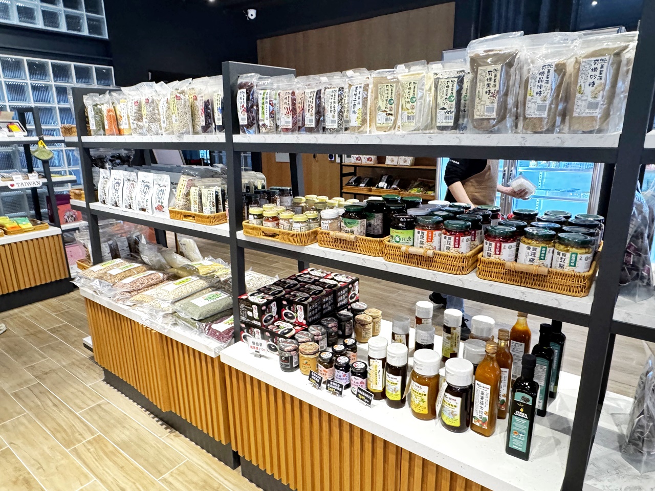 【大安食記】育成蕃薯藤餐廳自助餐吃到飽，有機食材超豐富，吃飽還能挺公益! 近忠孝新生捷運站(Buffet價錢/訂位方式)