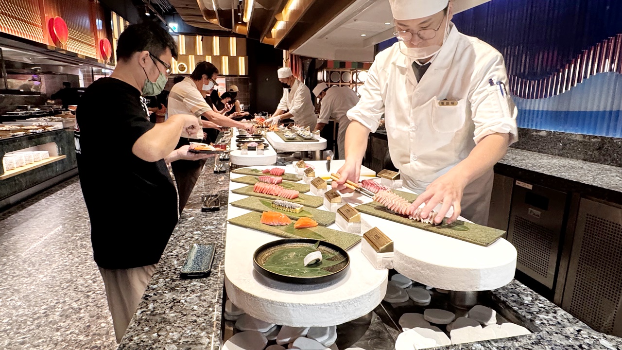 【台中食記】旭集和食集錦 台中店吃到飽 日式Buffet開箱假日餐期，位於台中大遠百近捷運綠線市政府站(價錢/訂位方式)