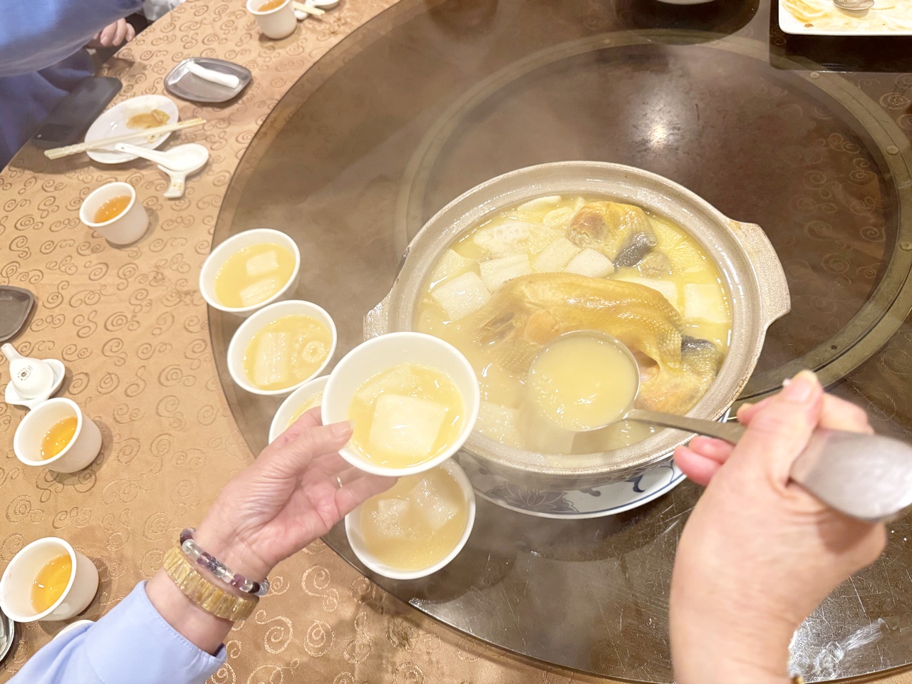 【大安食記】驥園川菜餐廳 台北超強砂鍋土雞湯！米其林推薦60年老字號川菜名店，多樣經典菜色開箱(菜單)