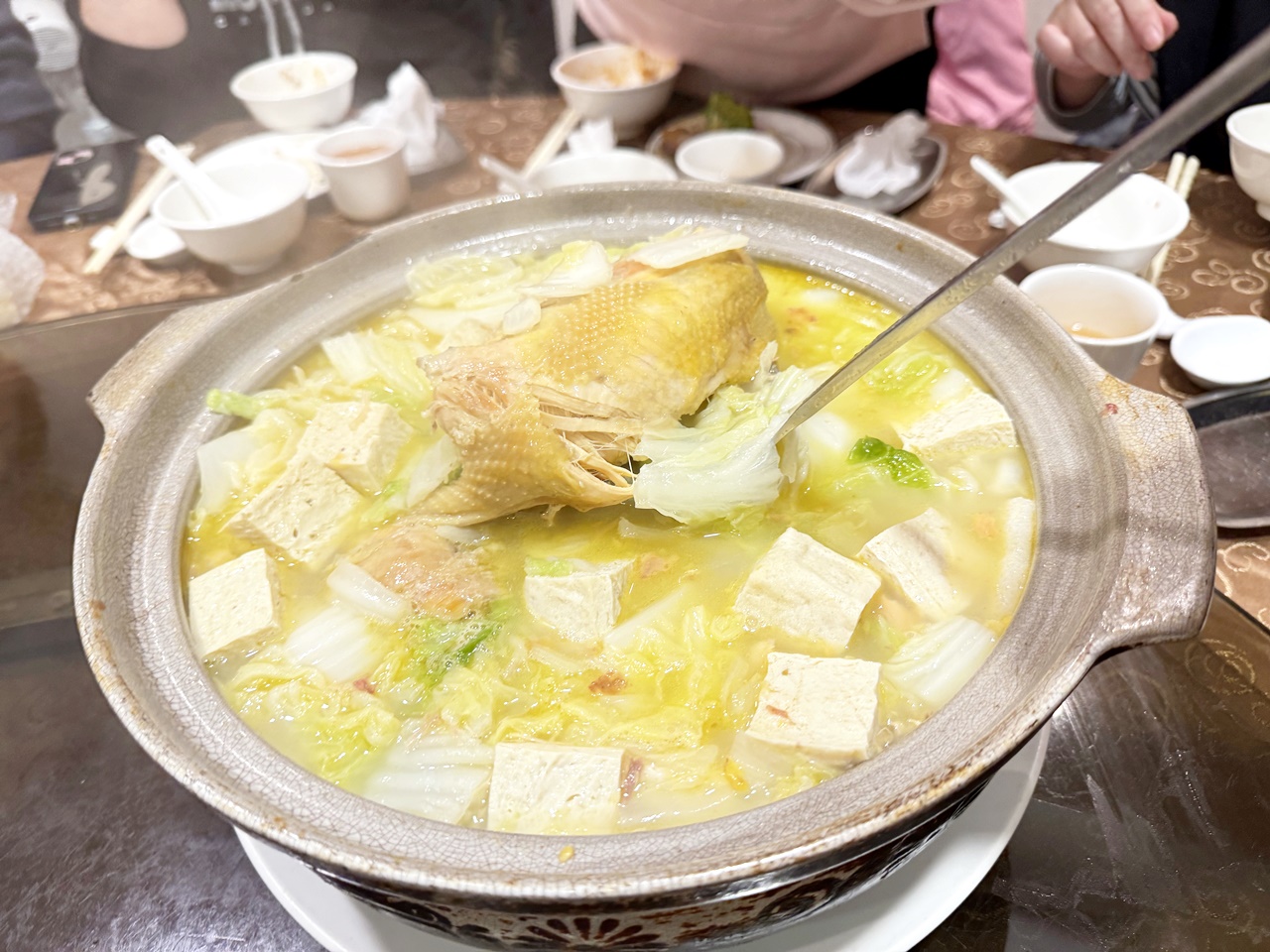【大安食記】驥園川菜餐廳 台北超強砂鍋土雞湯！米其林推薦60年老字號川菜名店，多樣經典菜色開箱(菜單)
